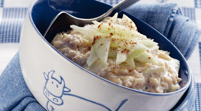 Oatmeal with apples for hypoallergenic diet