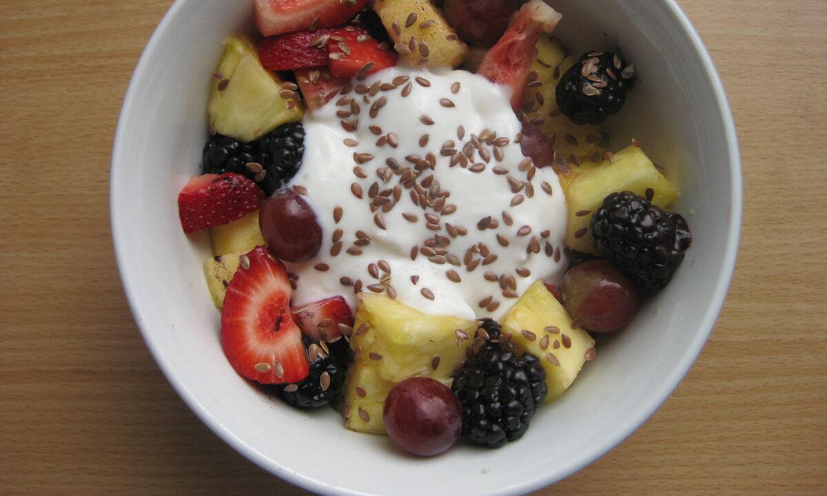 Flax fruit salad for a healthy diet